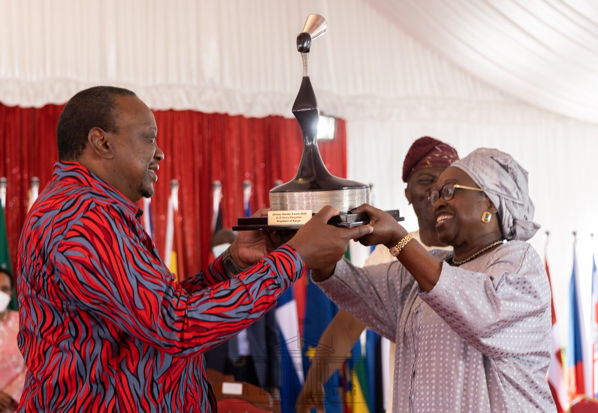 Today, CREAW was honoured to join H.E President Uhuru Kenyatta as he was awarded the <a href="/GimacNetwork/">GIMAC Network</a> Africa Gender Award 2022 at the State House for championing #GenderEquality and development in the country.
#GenderIsMyAgenda ...