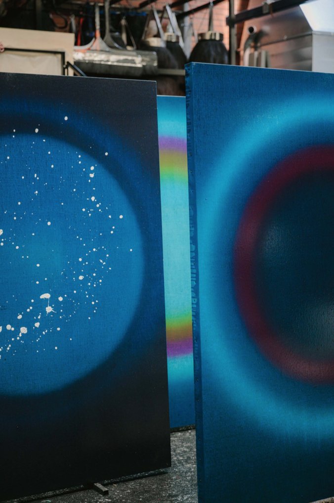 MUnterlinden's tweet photo. #CreateursMW l'#artiste Fabienne Verdier imagine une nouvelle écriture en #peinture qui s’ajoute aux auras de lumières qui s’échappent dans l’espace... Un travail à découvrir à l'automne prochain au #MuseeUnterlinden https://t.co/iXrQvCW4cA