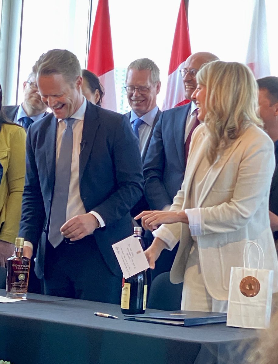 Foreign Minister <a href="/melaniejoly/">Mélanie Joly</a> and Danish Foreign Minister Jeppe Kofod declare an end to the “whisky war” over Hans Island, with an exchange of bottles, at treaty signing <a href="/50SussexEvents/">50 Sussex</a>, HQ of <a href="/RCGS_SGRC/">Royal Canadian Geographical Society</a> @DenmarkinCanada