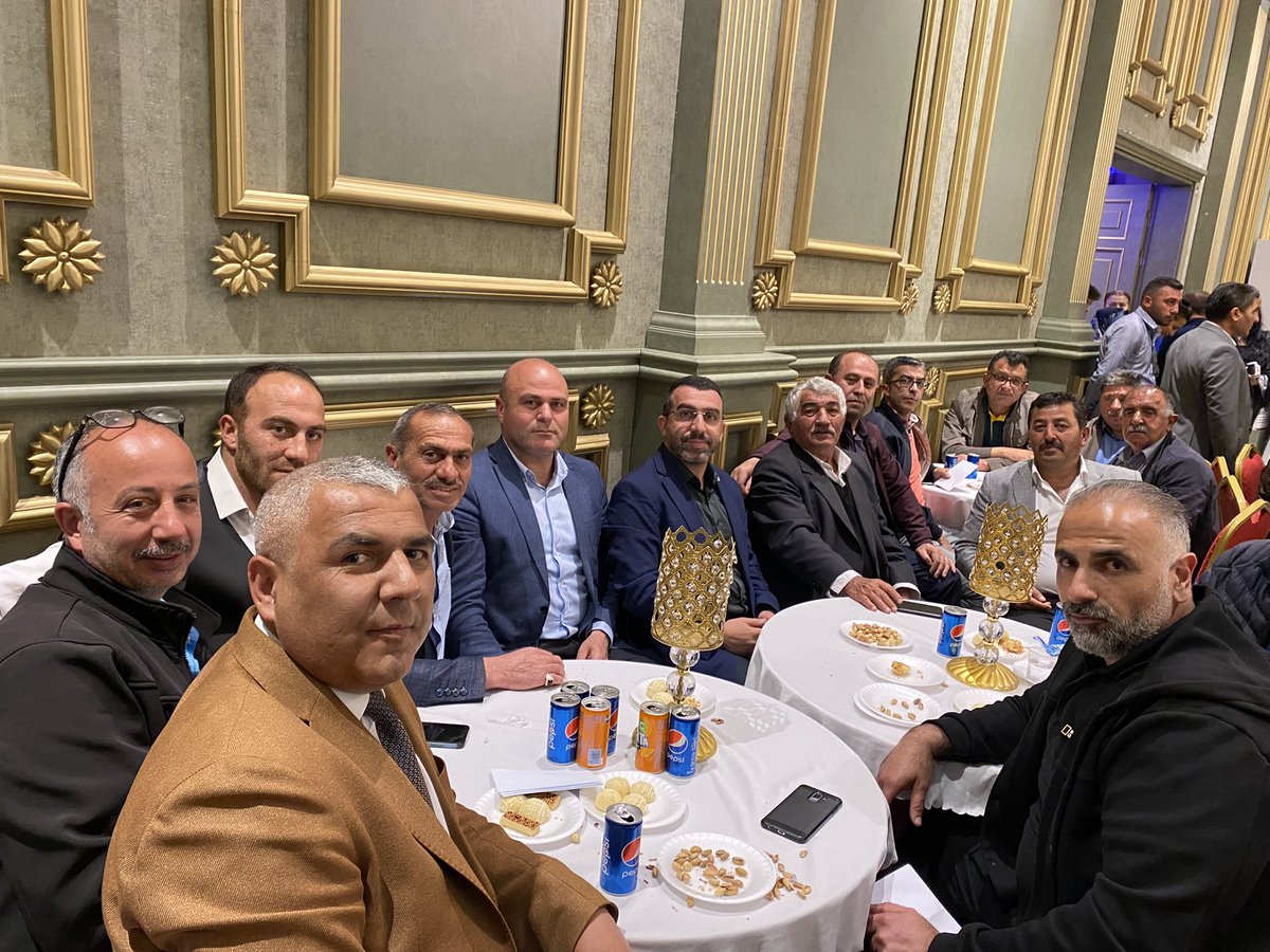 KarsParti's tweet photo. İl Başkanımız @Ademcalkin Merkez İlçe Başkanımız @SancarMuammer ve Merkez ilçe yönetimi kurulu üyelerimizle birlikte 

Merkez İlçe yönetim kurulu üyemiz Hayrettin COŞKUNÖZ'ün oğlunun Düğününe katılarak genç çiftlerimize bir ömür boyu mutluluklar dilediler. https://t.co/EaFeaOweco