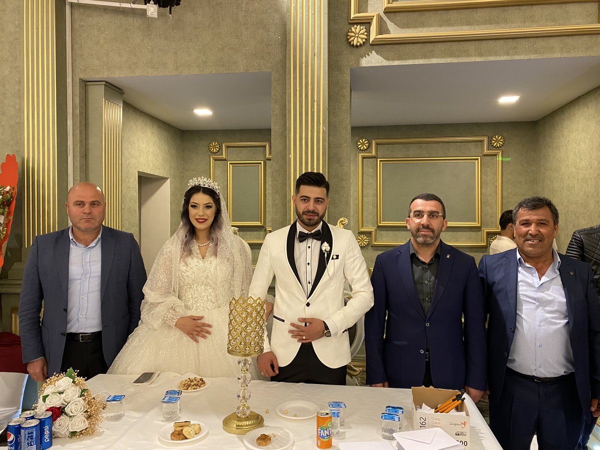KarsParti's tweet photo. İl Başkanımız @Ademcalkin Merkez İlçe Başkanımız @SancarMuammer ve Merkez ilçe yönetimi kurulu üyelerimizle birlikte 

Merkez İlçe yönetim kurulu üyemiz Hayrettin COŞKUNÖZ'ün oğlunun Düğününe katılarak genç çiftlerimize bir ömür boyu mutluluklar dilediler. https://t.co/EaFeaOweco