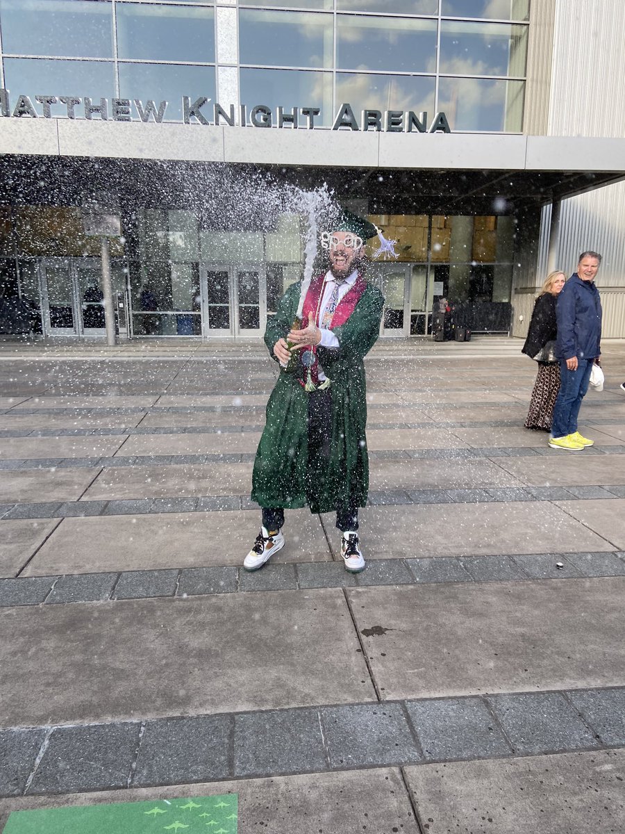 piper_rouse's tweet photo. He did it! 💚🎓💛 https://t.co/HORFWPMwL0