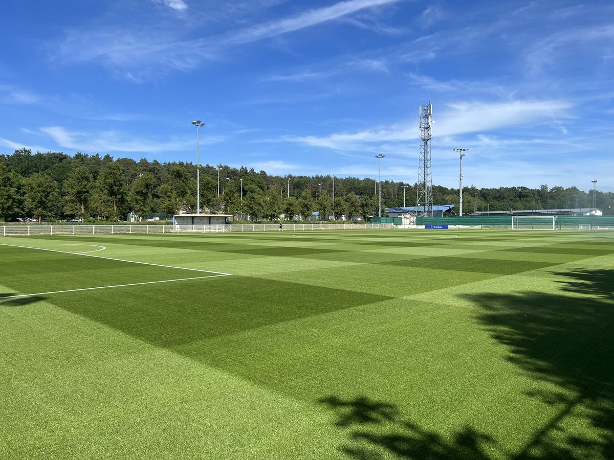 Olimakin's tweet photo. All ready for first pre season friendly of the season in this beautiful cricket weather! ☀️ #hot #trainingground #fibresand #greateffort #newseason #teamwork https://t.co/WwJ7EJXrGX