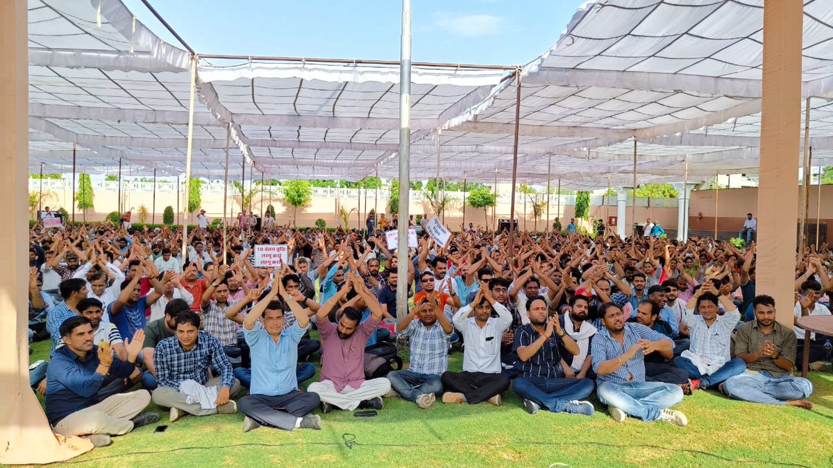 माननीय मुंख्यमंत्री महोदय जी से निवेदन है कि कनिष्ठ अभियन्ताओं की जायज मांगो पर विचार करे! ताकि जयपुर में चल रहे महापड़ाव को समाप्त कर कनिष्ठ अभियन्ता वापस अपने कार्यस्थल पर लौटकर  लोगो की सेवा कर सके। <a href="/ashokgehlot51/">Ashok Gehlot</a> <a href="/DrMaheshJoshimp/">Dr. Mahesh Joshi</a> #VijayPalMirdha_MLADegana