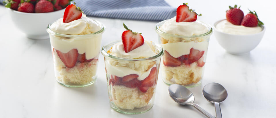 FoxyProduce's tweet image. Today is #nationalstrawberryshortcakeday! We’ve got a recipe featuring Foxy strawberries🍓 along with a fun and easy way to serve up this delicious dessert. 🍓🍰 
Use this link👉 foxy.com/recipes/strawb… for details on our Strawberry Shortcake in a jar recipe.
