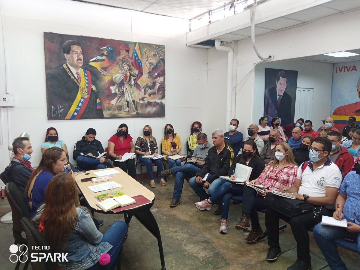 CDCETachira's tweet photo. Reunión de trabajo a cargo de la Directora de la #ZET 💛🖤 @Berzabethg1 con Jefes y Coordinadores de las Divisiones; Supervisores Intercircuitales y Gestión Comunicacional, en el Despacho Educativo, en la 5ta Av. #SC 
@NicolasMaduro 
@MPPEDUCACION 
@FreddyBernal 
@Gob_Tachira https://t.co/38Y3fZnZhW