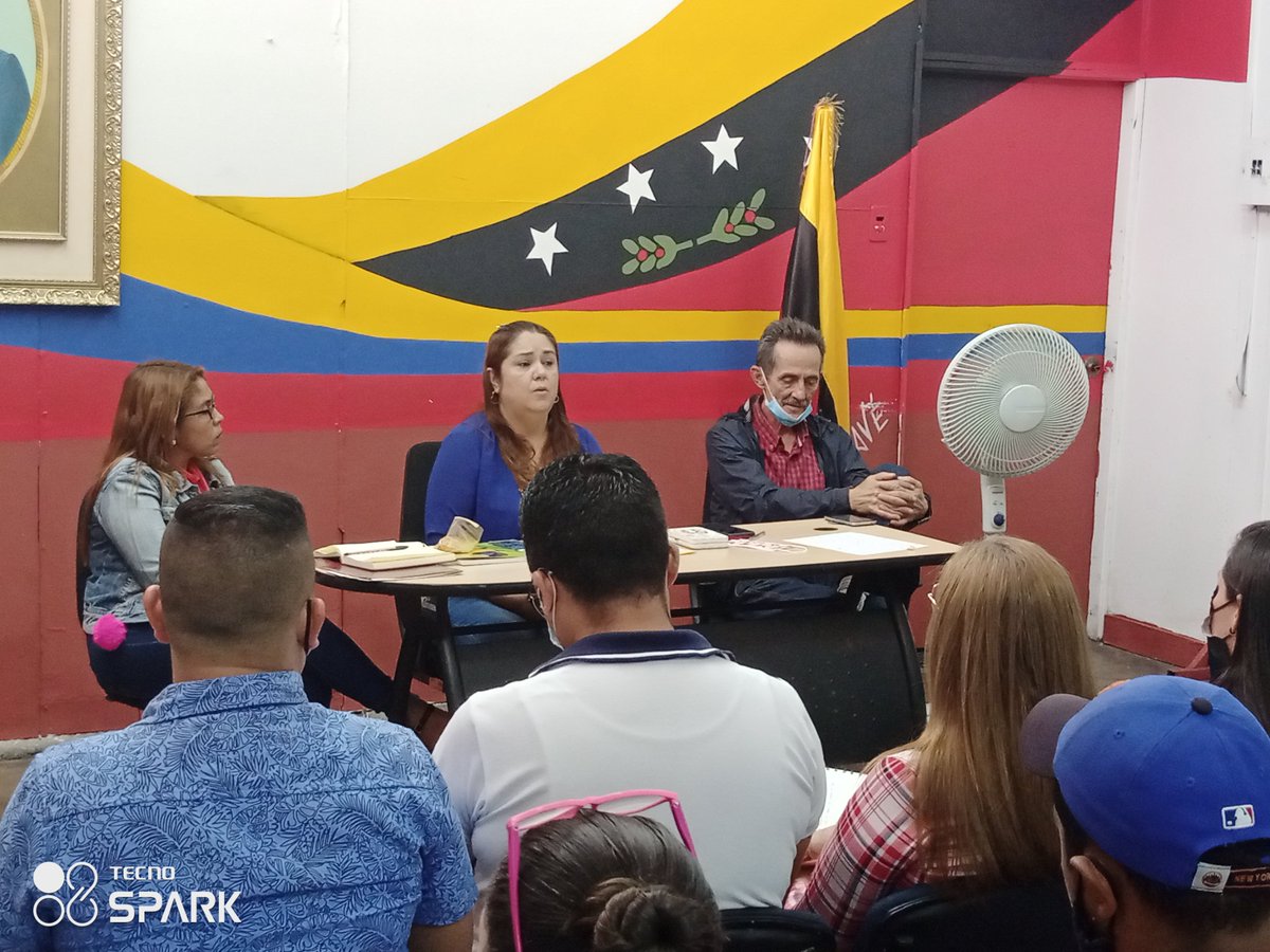 CDCETachira's tweet photo. Reunión de trabajo a cargo de la Directora de la #ZET 💛🖤 @Berzabethg1 con Jefes y Coordinadores de las Divisiones; Supervisores Intercircuitales y Gestión Comunicacional, en el Despacho Educativo, en la 5ta Av. #SC 
@NicolasMaduro 
@MPPEDUCACION 
@FreddyBernal 
@Gob_Tachira https://t.co/38Y3fZnZhW