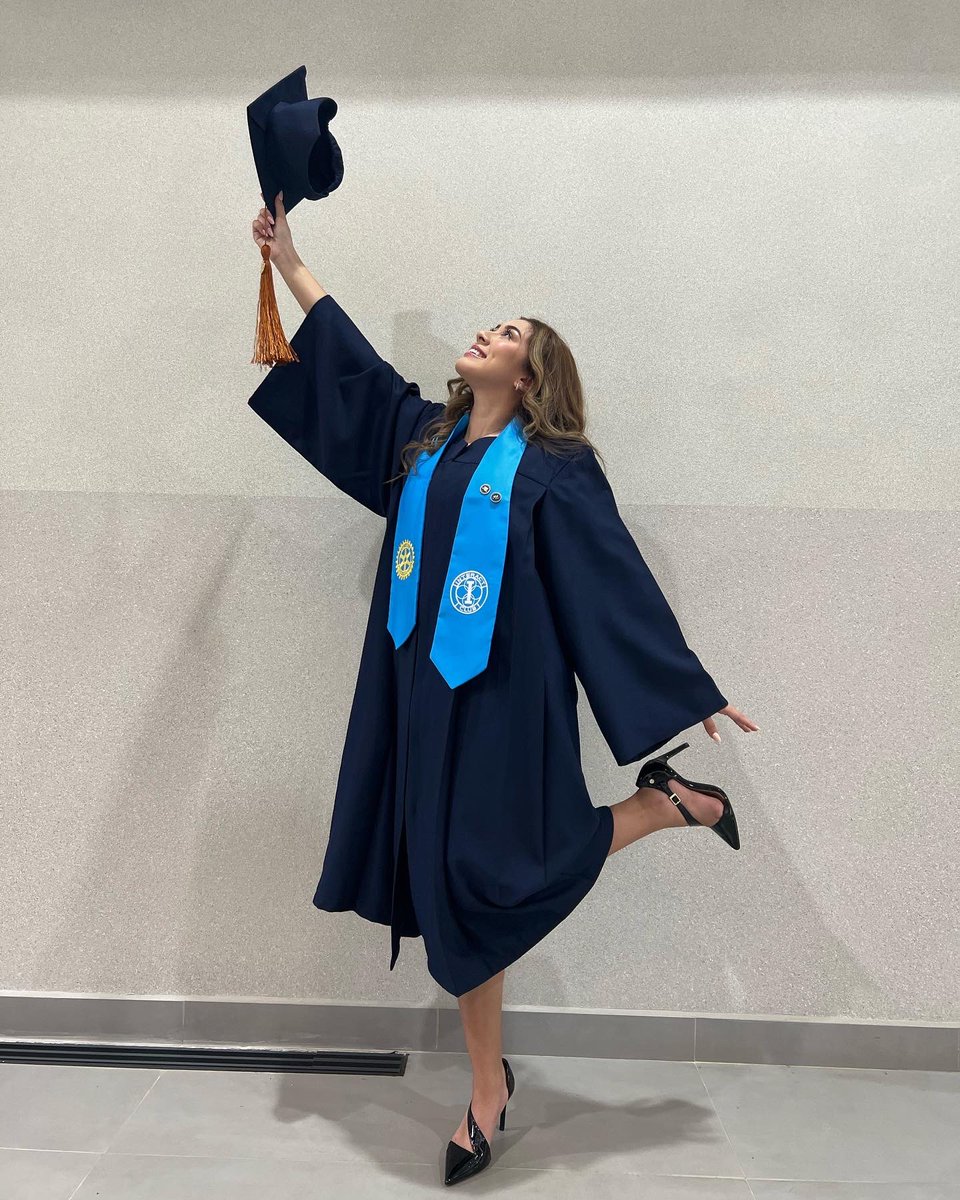 XimeGuate's tweet photo. Me gradué!!!!!! #graduation2022 #blessed #graciasgod ❤️💜🖤💙 https://t.co/LZ8QFVx3po