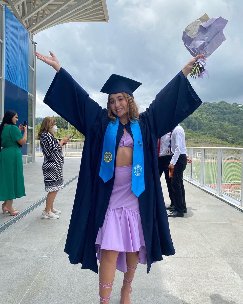Me gradué!!!!!! #graduation2022 #blessed #graciasgod ❤️💜🖤💙