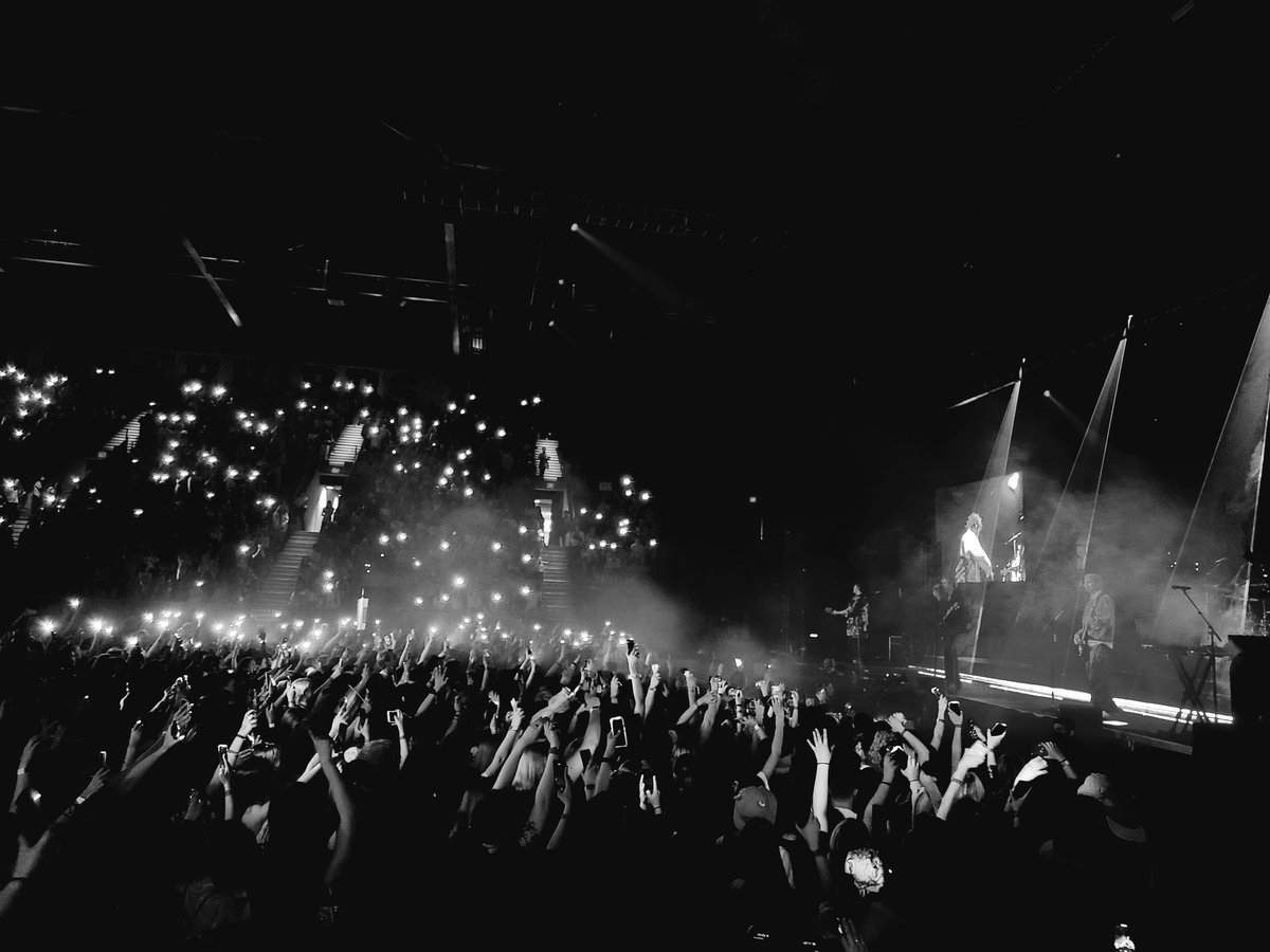 Jscau85's tweet photo. First show of our #5SOS roadtrip!!!#TakeMyHandVancouver https://t.co/c74jRxyEG4