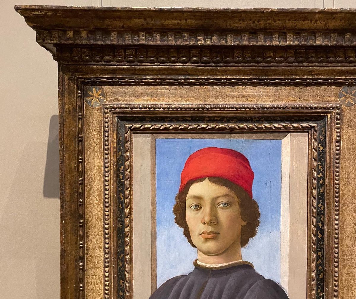 aaleddy1's tweet photo. I’ve long said that frames are in the tough spot of having to simultaneously whisper and shout. There’s no competing with the dazzling colors in Filippino Lippi’s “Portrait of a Youth” o/p ca 1485, so this gorgeous tabernacle frame whispers in rolling crescendos. Bravura pairing! https://t.co/Dur2oXq5Ay