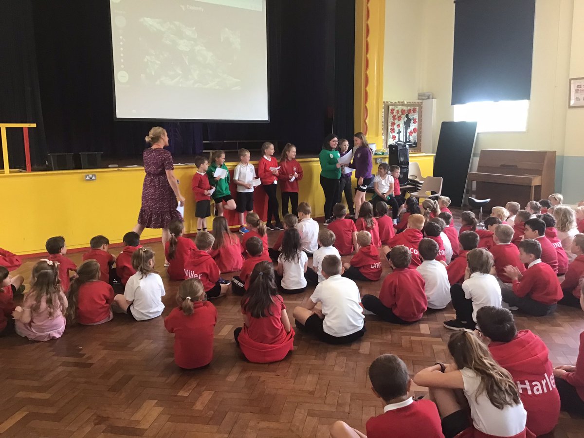 Penclawdd's tweet photo. The Science Sparks led our Science assembly today - gwych a diolch! We have some Super Scientists! #Pencsci #Pencpupilvoice #Pencassembly #PencACL #PencSIP https://t.co/YCMKqDXpxA