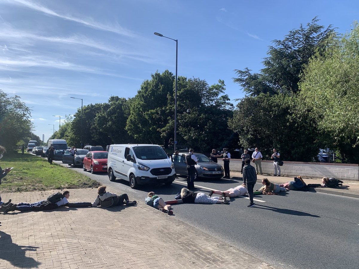 🚨🚨🚨URGENT CALL OUT: we need more people down at Colnbrook IRC to support the activists who are blockading vans taking people to the first Rwanda deportation flight. 

Together we can resist this brutal regime!!