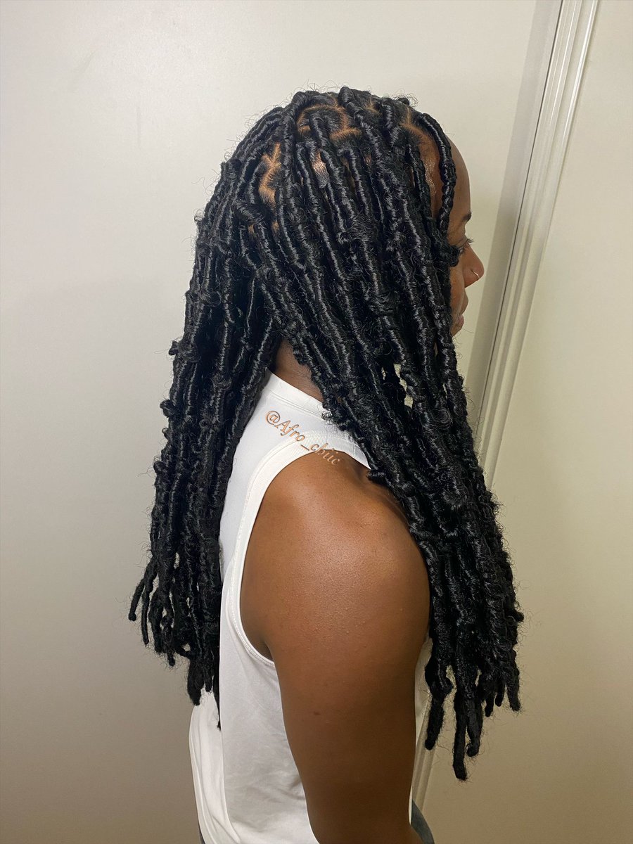 Afro_Chiic's tweet photo. BUTTERFLY LOCKS 🏵

Cette coiffure a été vraiment longue a réalisé mais je suis fière du résultat 😁

IG: Afro_chiic 

#Rtapprecies 
#CoiffureAfro
#FausseLocks https://t.co/8xgMo2ndRL