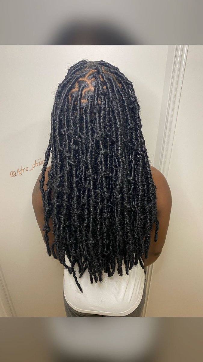 Afro_Chiic's tweet photo. BUTTERFLY LOCKS 🏵

Cette coiffure a été vraiment longue a réalisé mais je suis fière du résultat 😁

IG: Afro_chiic 

#Rtapprecies 
#CoiffureAfro
#FausseLocks https://t.co/8xgMo2ndRL