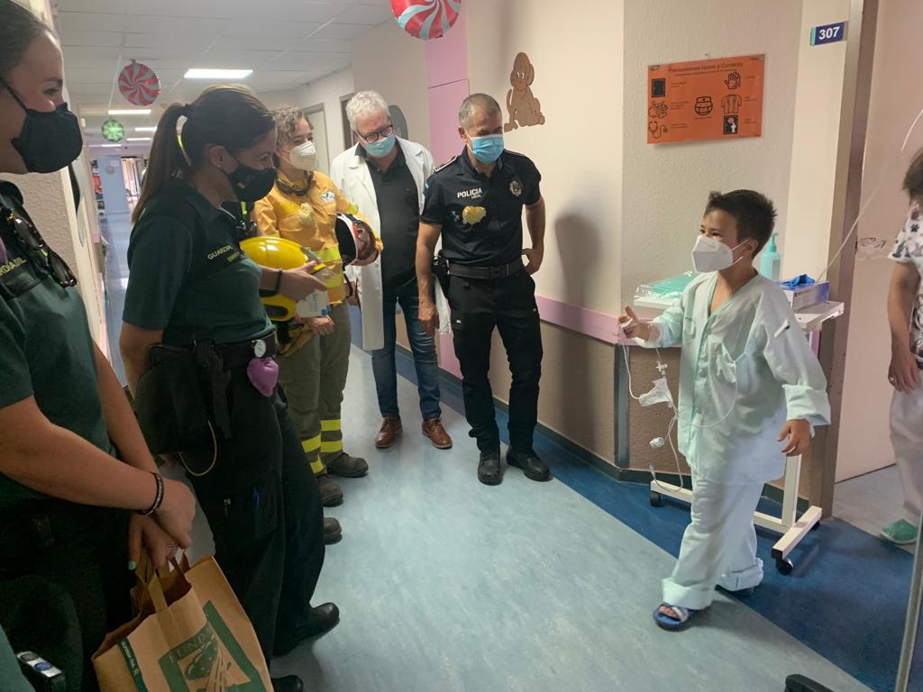 Asc_SONRISAS's tweet photo. Gracias por el día de ayer...
#HospitalPuertoLlano #SantaBarbara
#1niño1sonrisa
💙💚🧡❤️
@PuertoLocal092 #Bomberos #GuardiaCivil #ProtecciónCivil #Policianacional @infocam @AAMM_JCCM #CorazonesConBata #TuHuella #SimbiosisPark https://t.co/KB5sLsIqZ5