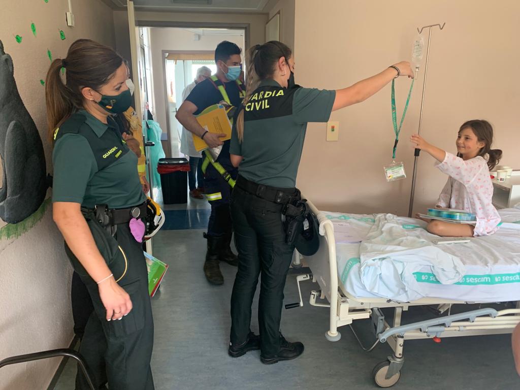 Asc_SONRISAS's tweet photo. Gracias por el día de ayer...
#HospitalPuertoLlano #SantaBarbara
#1niño1sonrisa
💙💚🧡❤️
@PuertoLocal092 #Bomberos #GuardiaCivil #ProtecciónCivil #Policianacional @infocam @AAMM_JCCM #CorazonesConBata #TuHuella #SimbiosisPark https://t.co/KB5sLsIqZ5