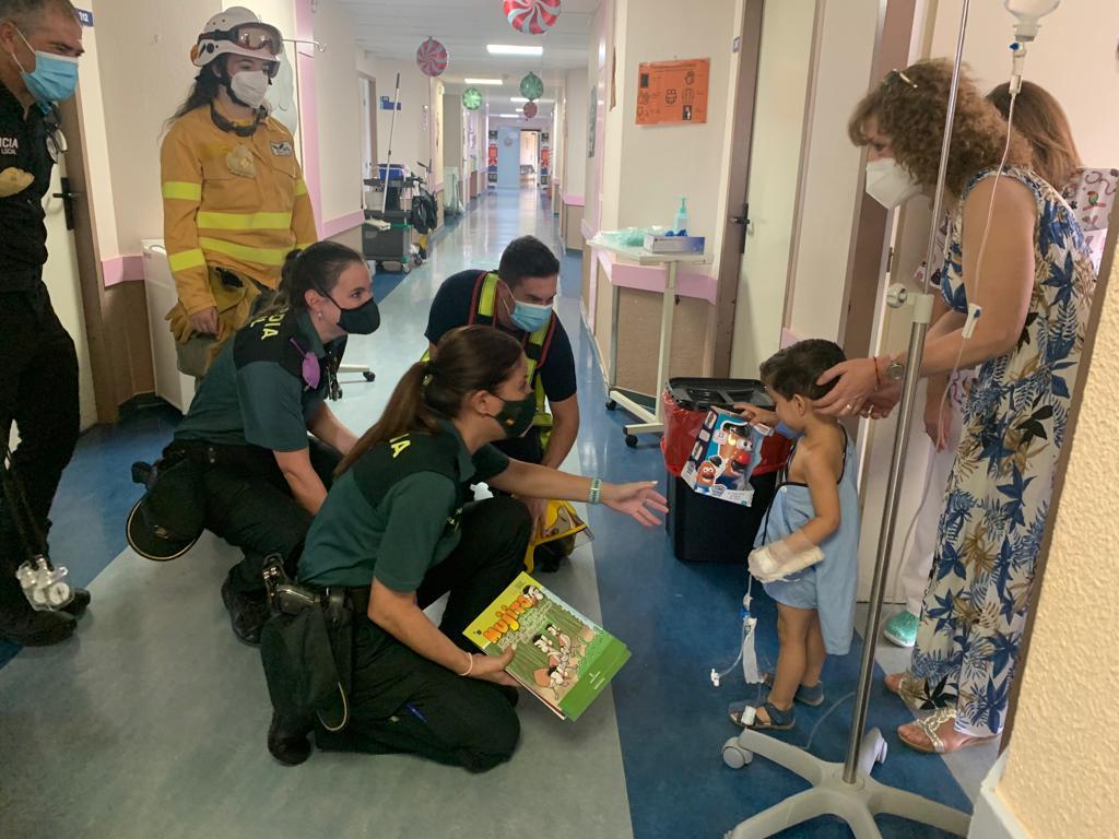 Asc_SONRISAS's tweet photo. Gracias por el día de ayer...
#HospitalPuertoLlano #SantaBarbara
#1niño1sonrisa
💙💚🧡❤️
@PuertoLocal092 #Bomberos #GuardiaCivil #ProtecciónCivil #Policianacional @infocam @AAMM_JCCM #CorazonesConBata #TuHuella #SimbiosisPark https://t.co/KB5sLsIqZ5
