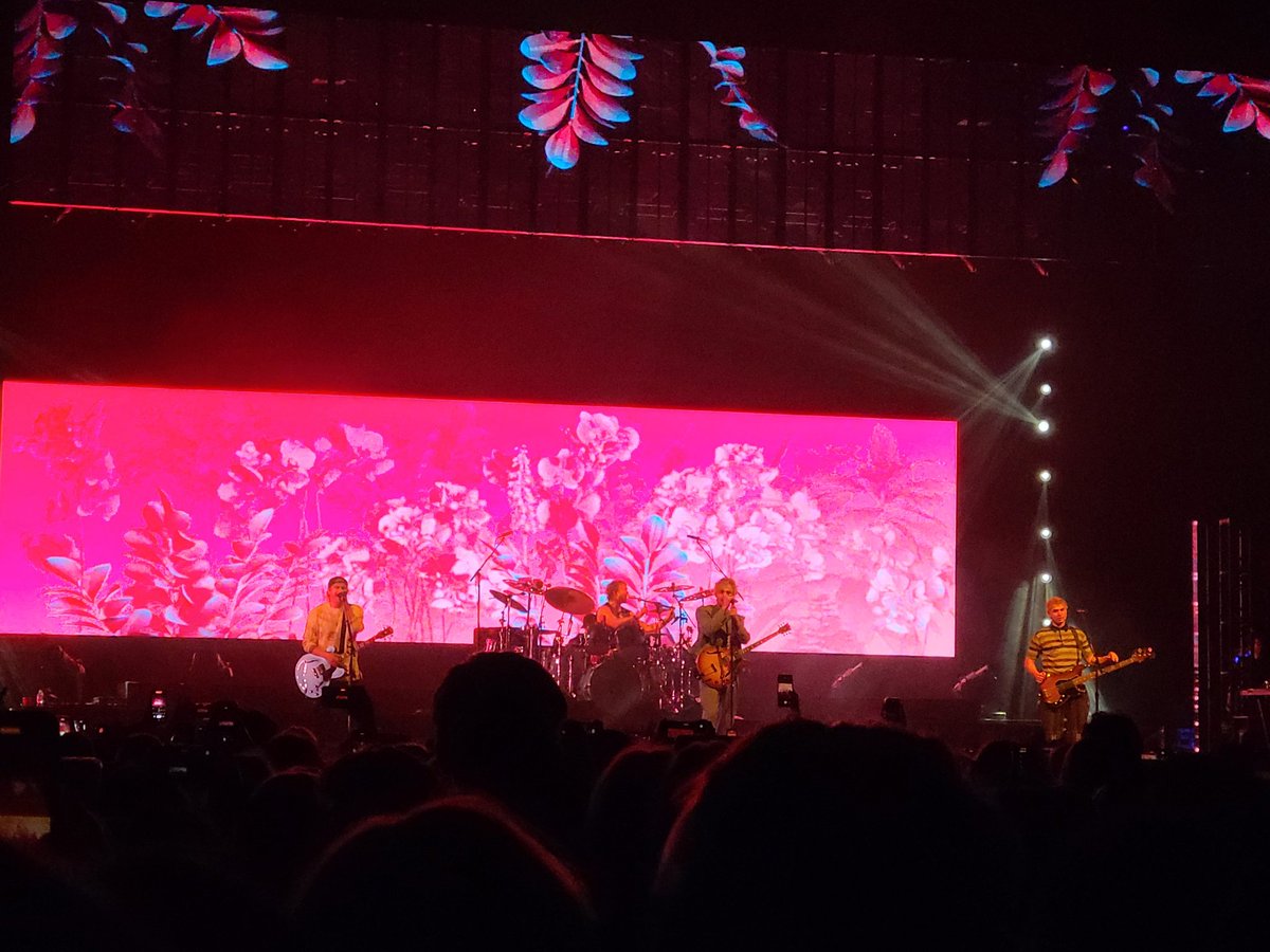 Jscau85's tweet photo. Two down, two to go! #5SOS
#TakeMyHandSeattle https://t.co/hIxzces1Y0