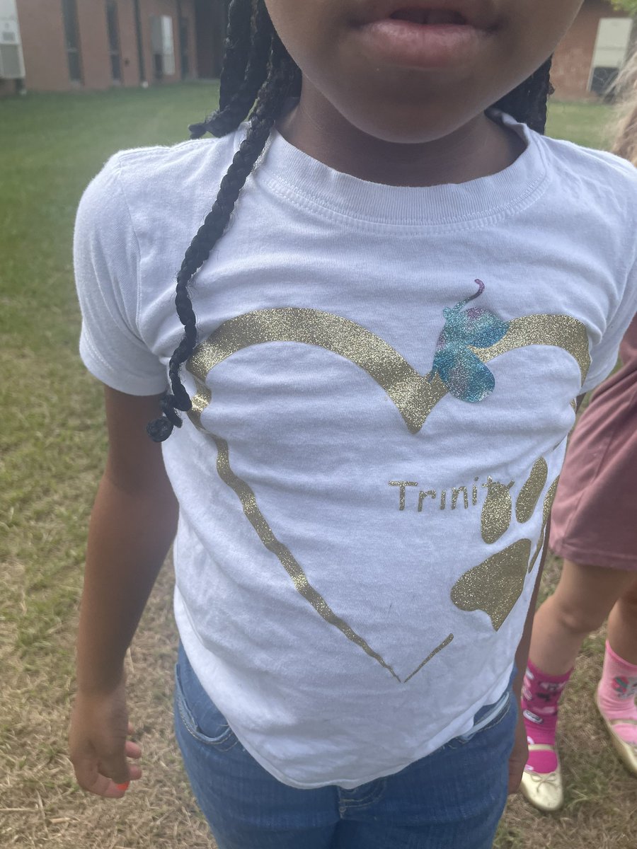 MsWCoolKids's tweet photo. T: Look at the  R blend on my shirt. It needs an arch under the tr blend. Great way to recognize r blends, cool kids!!  #ReadingHorizons #ScienceOfReading #decodingskills #makingconnections @ReadingHorizons https://t.co/sBduINgkmo