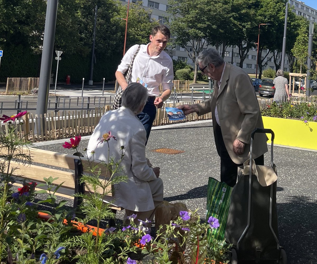 lesjem42's tweet photo. « Il s’agit de préférer toujours l’indépendance, l’ordre, l’unité à la soumission, au désordre et à la division. » @EmmanuelMacron 

☀️ Mobilisés sous le soleil pour défendre le projet de @JeanMichelMIS. 

Dimanche prochain nous avons besoin de vous pour l’avenir de la France ! https://t.co/FB66zi8QTK