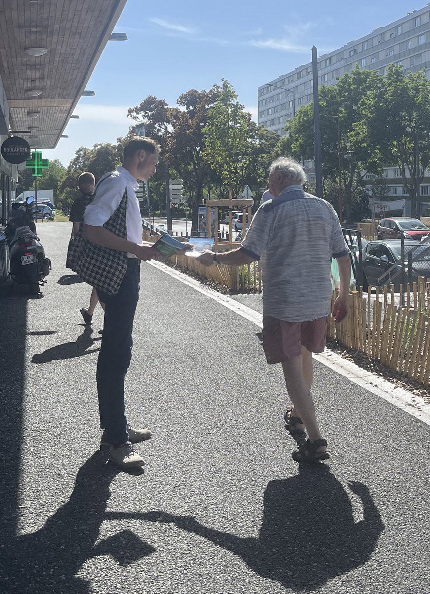 lesjem42's tweet photo. « Il s’agit de préférer toujours l’indépendance, l’ordre, l’unité à la soumission, au désordre et à la division. » @EmmanuelMacron 

☀️ Mobilisés sous le soleil pour défendre le projet de @JeanMichelMIS. 

Dimanche prochain nous avons besoin de vous pour l’avenir de la France ! https://t.co/FB66zi8QTK