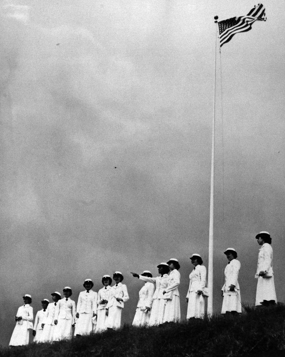 USN_Submariner's tweet photo. WAVES from Naval Training Center Bainbridge standing at the location where the flag inspired Francis Scott Key to write The Star-Spangled Banner. (1952)
#FlagDay #flagday2022 https://t.co/07WFzrffRm