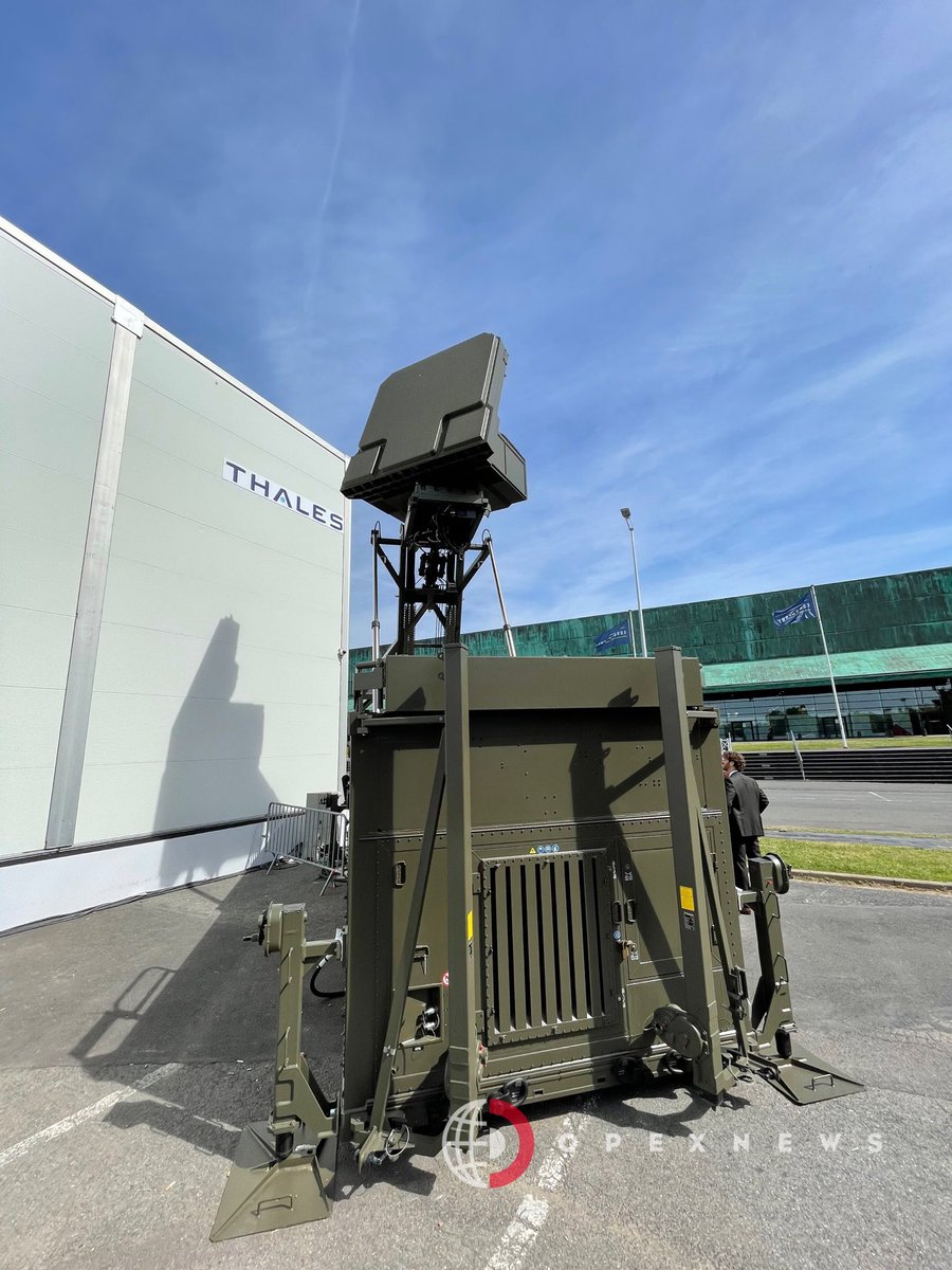 OpexNews's tweet photo. Le radar GM200, veritable success story de @ThalesDefence.
En photos : les versions MM/A et MM/C.
Ils font partie des radars les plus polyvalents disponibles sur le marché. Une délégation néerlandaise est présente à #Eurosatory2022 pour évoquer leur REX. https://t.co/bZUDrzpfeW