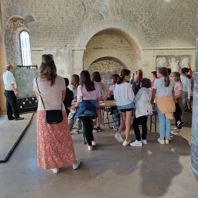AgnanKROICHVILI's tweet photo. #CreatorsMW #CreateursMW #MuseumWeek @MuseumWeek Le coin école Exposition la boucle est bouclée déjà 4 classes @VilledeCluny @AbbayeDeCluny https://t.co/LA1bob7stH