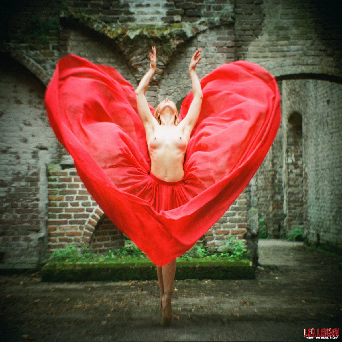LeoLensenPhoto's tweet photo. Fanny, 2021 // Pentacon 6TL // Kodak Portra 400 #dreamingofmodels #filmphotography #believeinfilm #shootfilmbenice #kodakportra400 #petzal #petzvar #pentacon6tl https://t.co/E90fW9O0JW