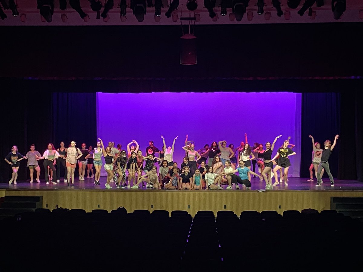 AislinnOliveri's tweet photo. Dance showcase tonight at 6! @mineolahs https://t.co/gdUVQ3Wv4j