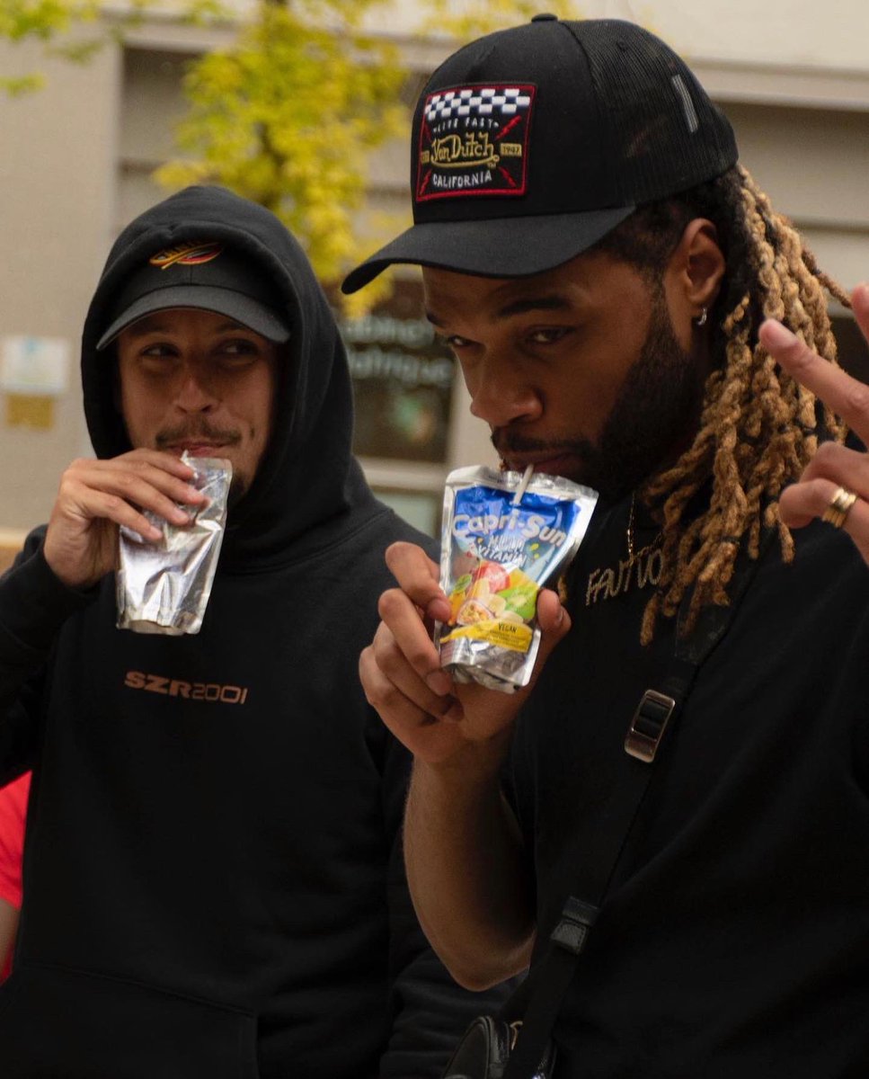 itskaonashi's tweet photo. le choix de caprisun/10 https://t.co/SB4k7k9ca7