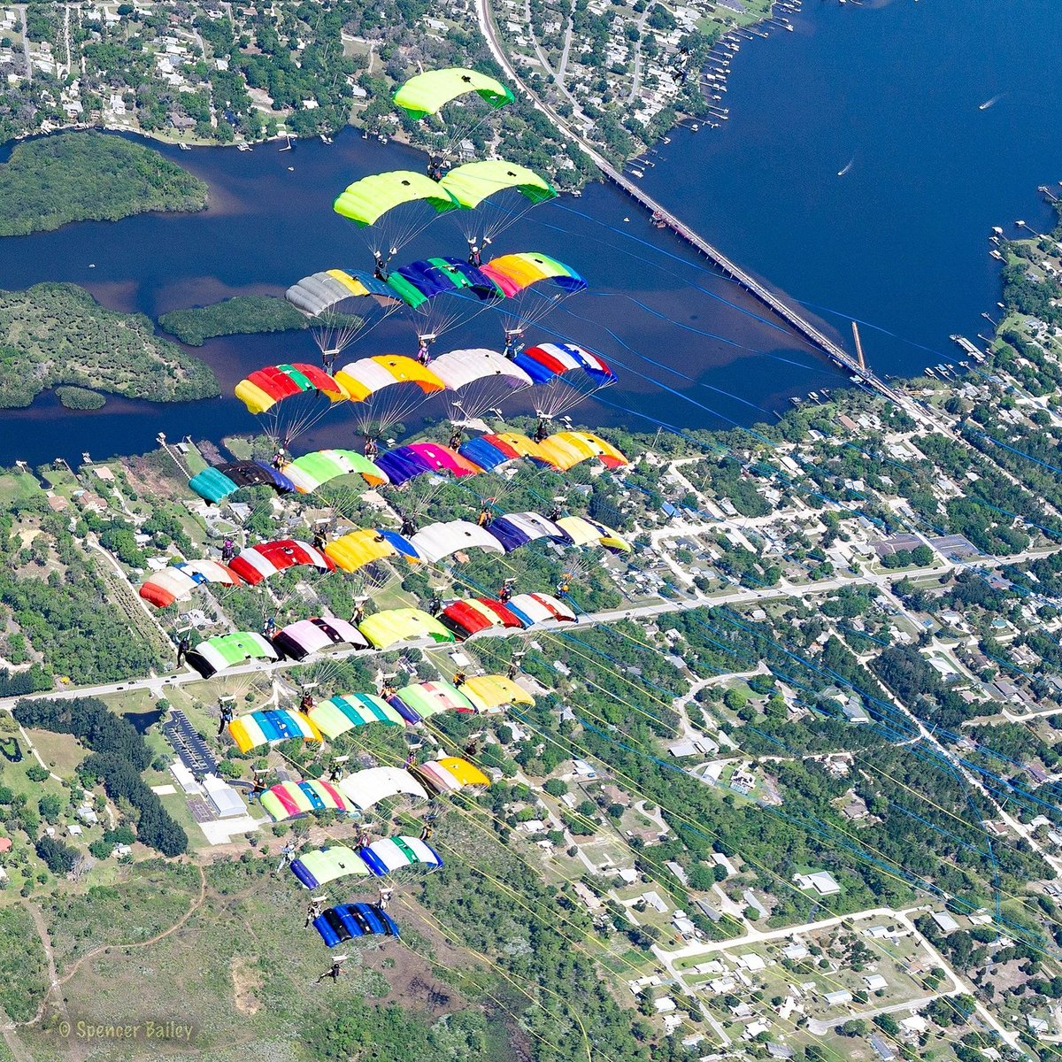 Skydivethemag's tweet photo. ☀️ SPRING FLING ☀️

Sam Haste indulges his love of Canopy Formation in the sunny skies over Florida.

You can read the full article in the latest mag or on the website https://t.co/QkCeVb6Ofm

📸 Spencer Bailey

#britishskydiving #canopyformation #skydiving #skydivethemag https://t.co/66xx8dhuxU