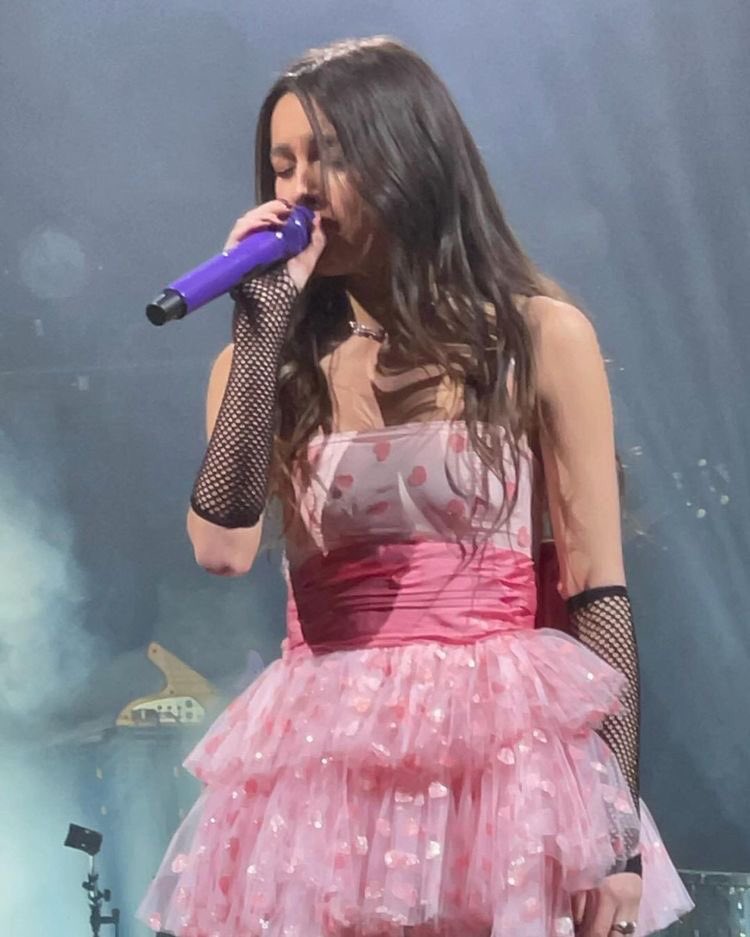 chmlios's tweet photo. hi my name is mari and i’m new at olivia fandom , i hope everyone feel safe here. I love olivia sm and i will show all my support for her here. 
Rt and like so i can find moots , thanks ily https://t.co/FJ6ezilfd4