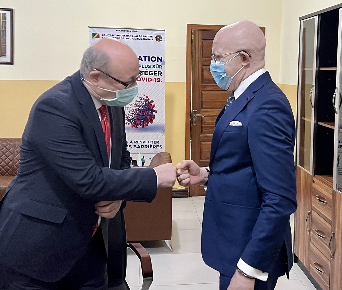 ThMoungalla's tweet photo. J’ai reçu ce jour l’ambassadeur de Turquie au #Congo, SEM. #Yigit, accompagné des responsables des sociétés #Paragon #4PLATE, #DARPHANE et #CST venus nous faire des propositions concernant l’Imprimerie Nationale du Congo. Échanges fructueux. #ComCG https://t.co/1JNG3l4OuN
