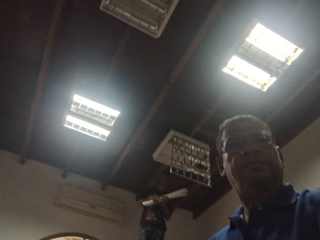 MedozaWullian's tweet photo. #Hoy la @UneyFundacion presta apoyo a la sede de #Alcion y #Postgrafo de la @uney_oficial para colocación de luminaria y mantenimientos varios con personal de @ServiciosUney Adelante! @NicolasMaduro @TibisayLucena8 @JLEONYARA @ariaswilf25 @arrietaeduardo2 @PrensaUney https://t.co/Sel8FDLgq7