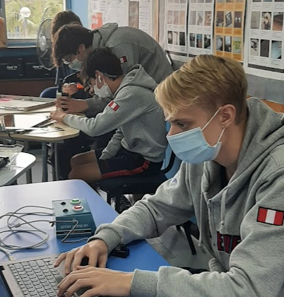 sherriebuchner's tweet photo. Some Gr 9 & 10 CompSci students @FDRhighschool created their own control systems this week using a variety of #phidgets sensors, buttons, a hub, simple block coding, lights, and more! https://t.co/xTxBGS2gNQ