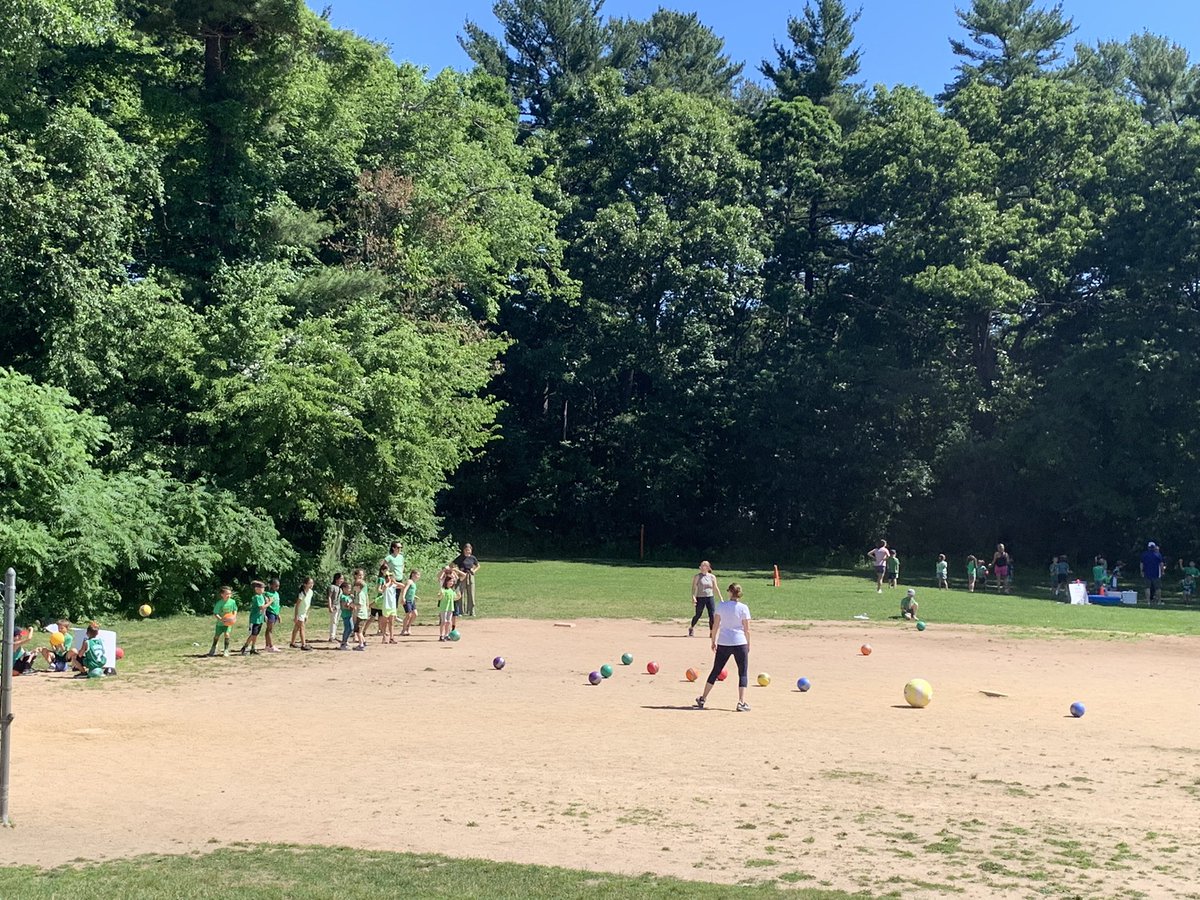CPerrySTEM's tweet image. A beautiful day for field day at SSS 💙💛! My personal fave was the estimation jar water break #mathoutside @CroninSummerSt @superkvogel @LPS_Cyr @LPS_Fennessy