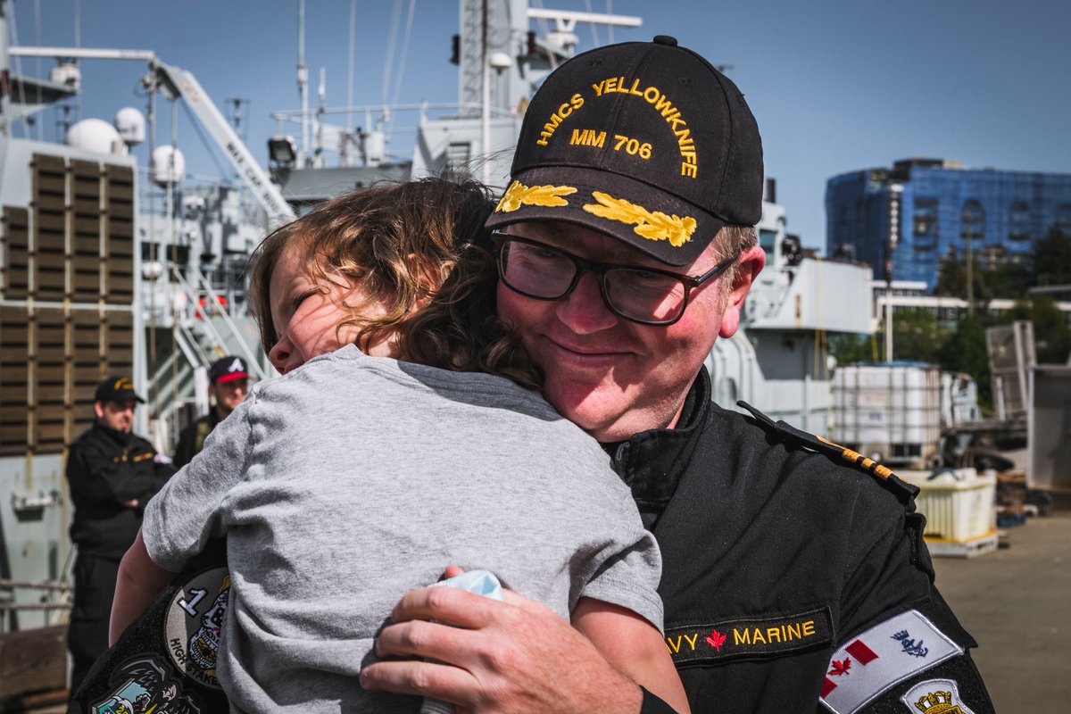 ForcesCanada's tweet photo. Bonne fête des Pères à tous les papas extraordinaires! Nos pensées vont à ceux qui fêtent loin de leur père ou de leurs enfants, ainsi qu’à ceux qui sont présents aujourd’hui comme à ceux qui sont partis mais qui continuent d’avoir un impact #MesFAC #FêteDesPères https://t.co/GIgHYNbn41