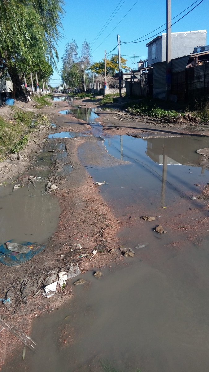 NinaBrav4's tweet photo. Mientras los chetos pretenden levantar palacios segregantes, los de abajo siguen entre el barro. Pero no quisieron votar un préstamo para mejorar sus condiciones. Háblame de violencias. https://t.co/4qA9wwwKkh