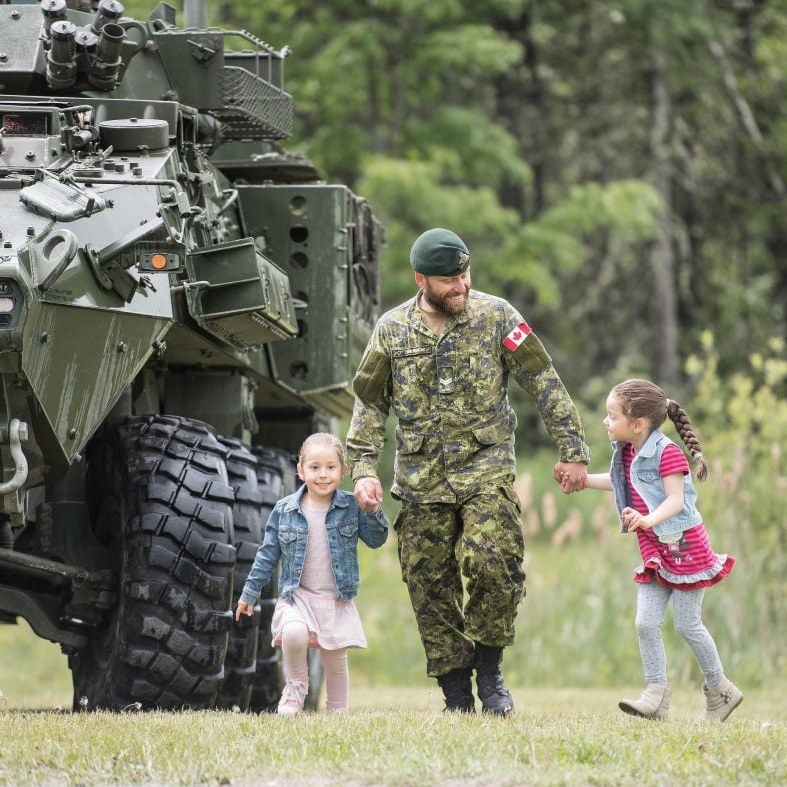 ForcesCanada's tweet photo. Bonne fête des Pères à tous les papas extraordinaires! Nos pensées vont à ceux qui fêtent loin de leur père ou de leurs enfants, ainsi qu’à ceux qui sont présents aujourd’hui comme à ceux qui sont partis mais qui continuent d’avoir un impact #MesFAC #FêteDesPères https://t.co/GIgHYNbn41