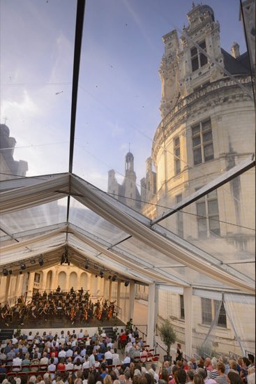 domainechambord's tweet photo. Depuis 2011, "estival" rime avec "festival". Cette année, nous vous invitons à vivre l'expérience rarissime du "Piano Silent", immersion totale dans le répertoire minimaliste jouée par la pianiste @vwagnerpianiste 

👉🏻 https://t.co/82j7h0SwF5

#CreatorsMW #createursMW #MuseumWeek https://t.co/J57QPYof6C