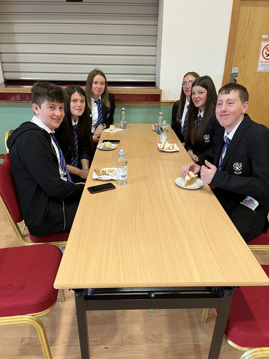 DhtHigh's tweet photo. Proving there IS such a thing as a free lunch. Our Seniors were outstanding helpers today and deserved this! #leadership https://t.co/gkKzahY7oi