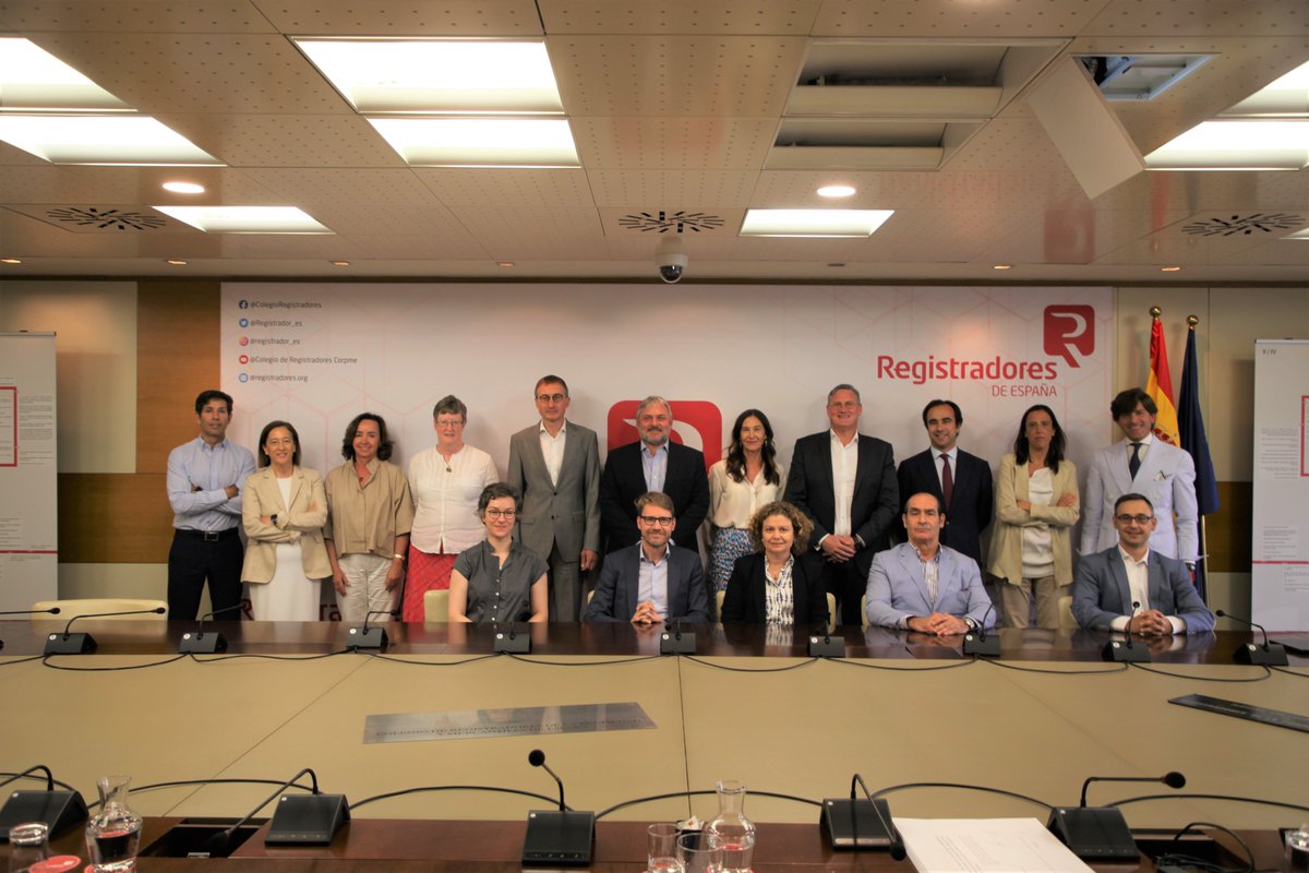 Registrador_es's tweet photo. Hemos acogido esta mañana en la sede del Colegio de Registradores a la Junta Directiva de @EBRA_BusReg 

📍https://t.co/Vy2hAki0vh https://t.co/43aDAtik1h