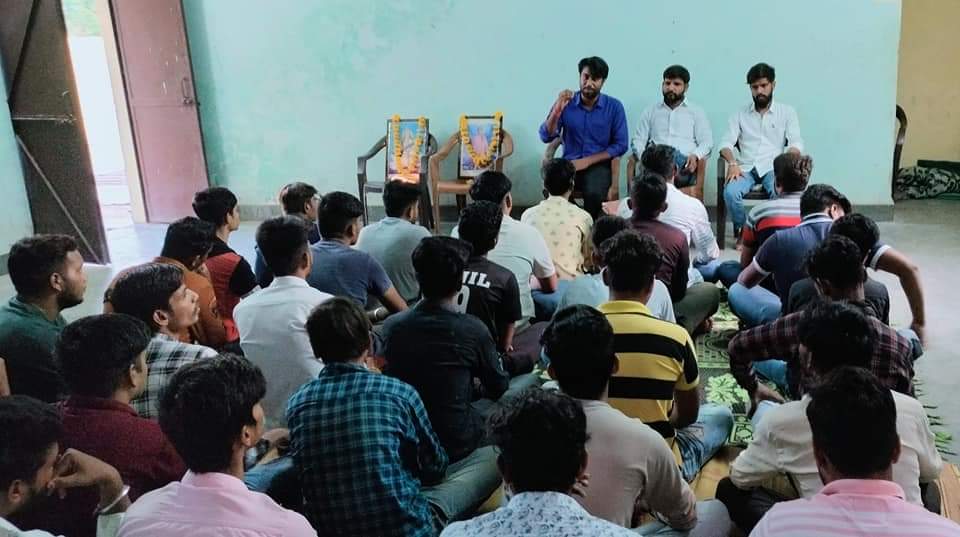 shyam_lal7's tweet photo. आज चंदेरिया नगर इकाई पर विस्तारक योजना के निमित्त वर्ष भर के व्यय हेतु धनसंग्रह अभियान की प्राथमिक बैठक!
बैठक में विभाग संयोजक @Pahalavan8 जी व नगरमंत्री विपुल जी राणावत भी उपस्थित रहे!
@ABVPVoice @nidhitripathi92 @iAjayThakur 
@HushyarMeenaIN @abvpchittor @abvpchittorr @ABVPRaj https://t.co/SPEMde9IGe