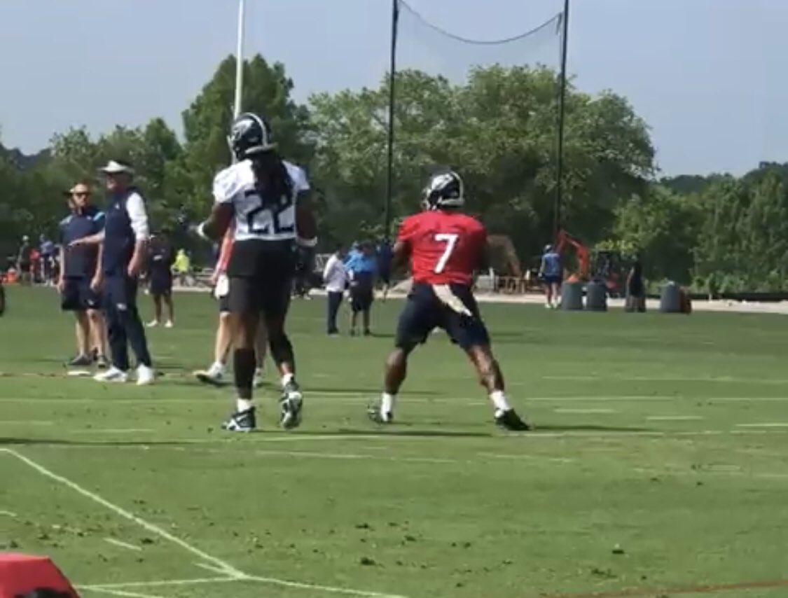 rainIoss's tweet image. Derrick Henry beside Malik Willis 

my god 

The size difference between Henry and the average NFL player still amazes me and he’s been on this team for like 6 years