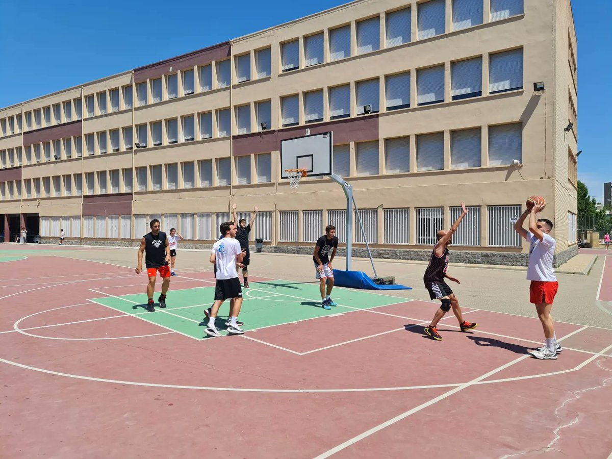 oldSchoolBasket's tweet photo. 💥🏀 No hay nada como un buen partido amistoso entre padres, jugadores y entrenadores para disfrutar de las fiestas del colegio Madre Mª Rosa Molas.
#Rosamolas #letsgoldschool #oldschoolfamily #oldschoolspirit https://t.co/ri6tnY7u4t