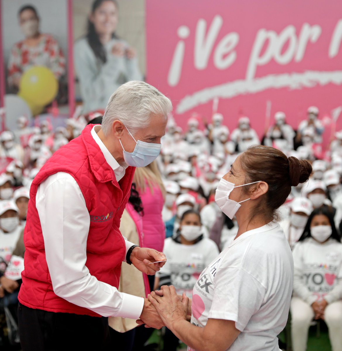 Hoy hicimos una entrega más del #SalarioRosa, el apoyo que mejora la calidad de vida de las amas de casa y de sus familias. Felicidades a las más de 6,000 nuevas beneficiarias. #Metepec