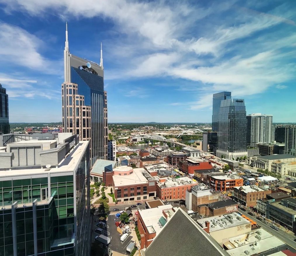 It’s officially rooftop season in Music City <a href="/FifthandB/">fifthandb</a> 🎸 ☀️

📷 via Instagram: @rickeatsndrinks