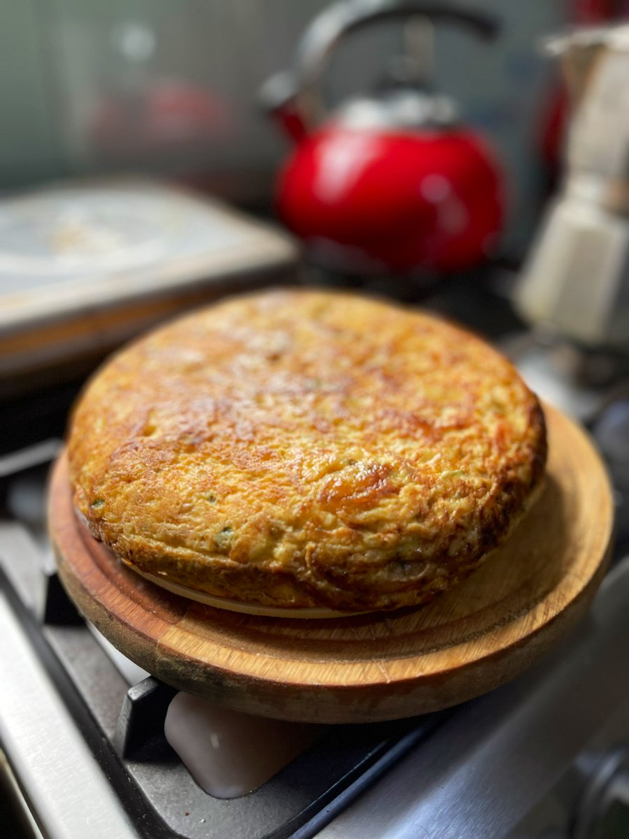 diegodelacurva's tweet photo. Las mejores tortillas del mundo se las piden a @tortimanuy 
Una de camarones de Valizas al ajillo, y mi favorita la de morcilla dulce (no me juzguen). https://t.co/19TqIFJhCu